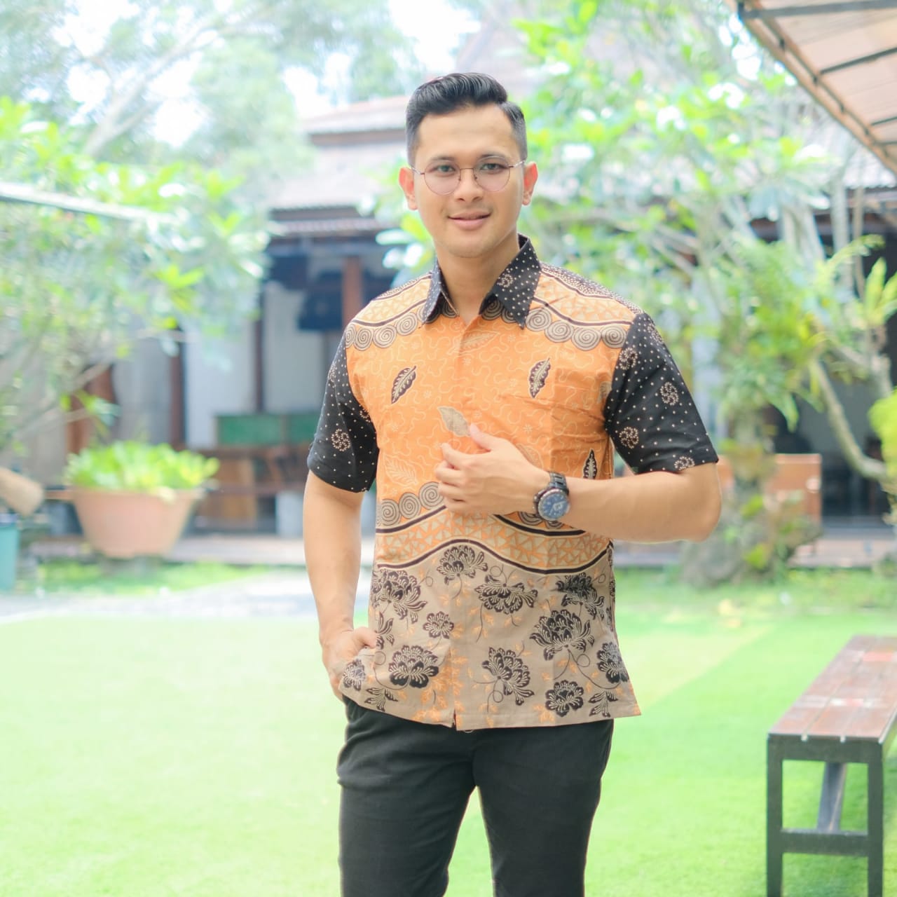 cover-BUNGA DAUN ORANGE Kemeja Batik Pria Solo Lengan Pendek Lapis Furing BY BATIKSOLOAMANAH-1