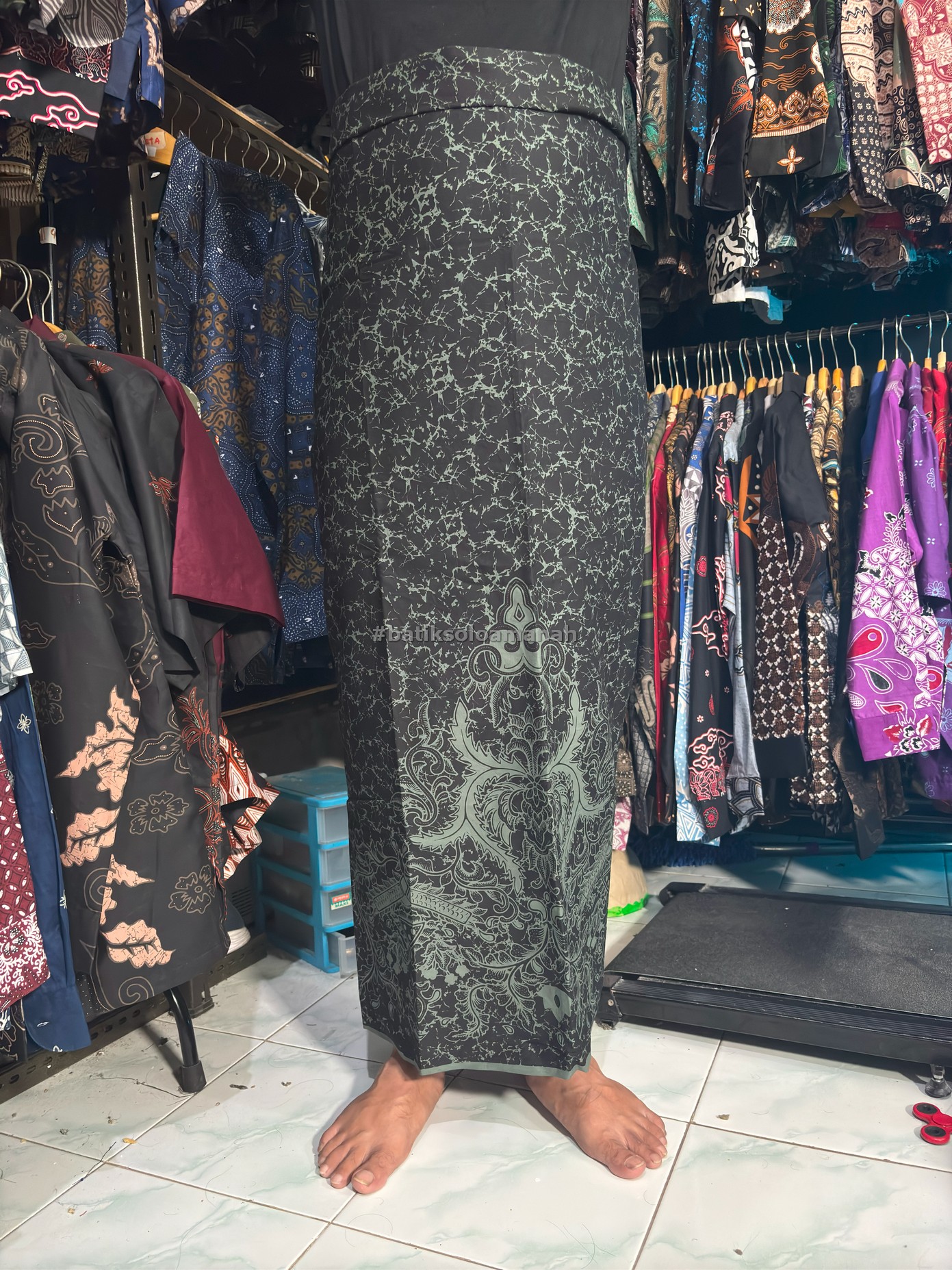 img-SARUNG BATIK SOLO AJIBHANU LAWASAN KATUN HALUS PREMIUM MODERN BY BATIKSOLOAMANAH-3