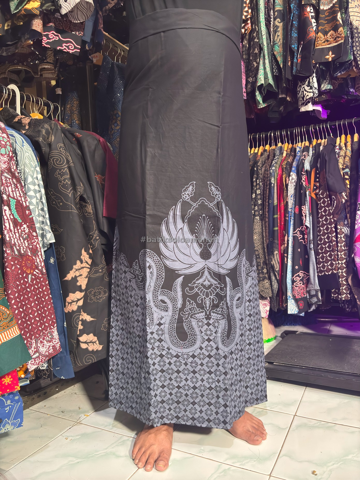 img-SARUNG BATIK SOLO MEGA NANDA LAWASAN KATUN HALUS PREMIUM MODERN BY BATIKSOLOAMANAH-2