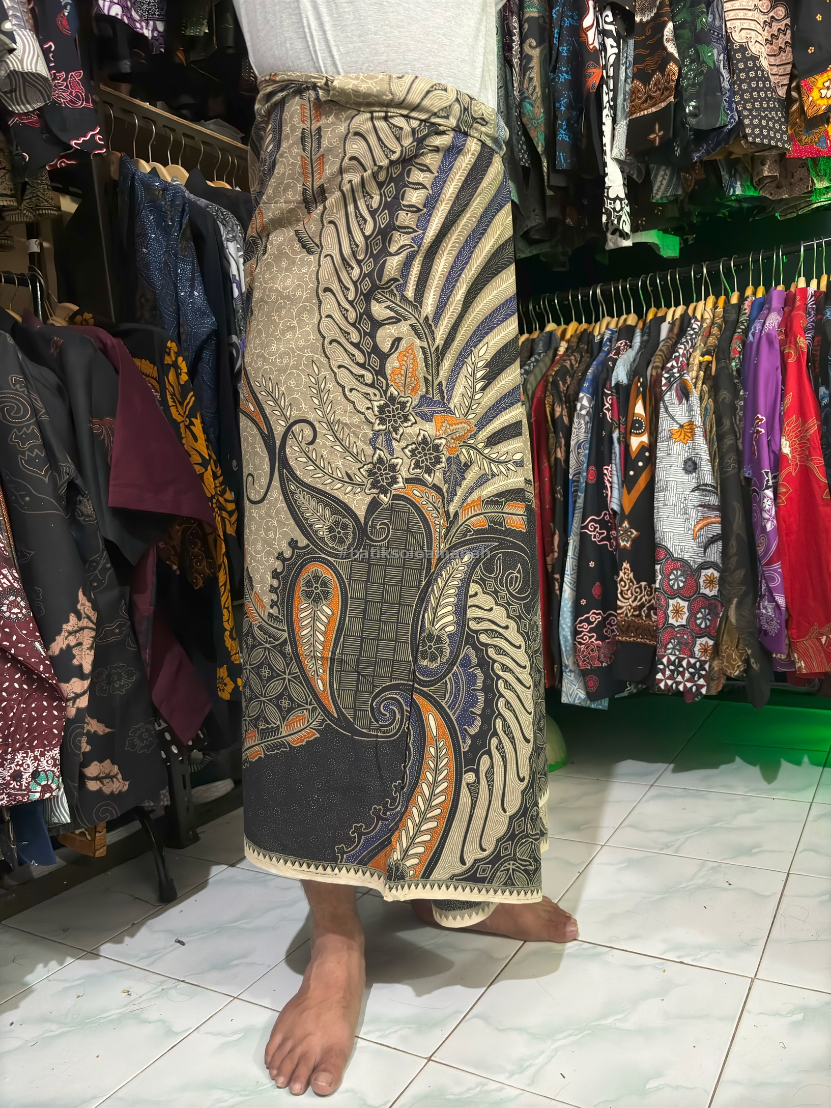 img-SARUNG BATIK SOLO KRESNA KATUN HALUS PREMIUM MODERN BATIKSOLOAMANAH-2