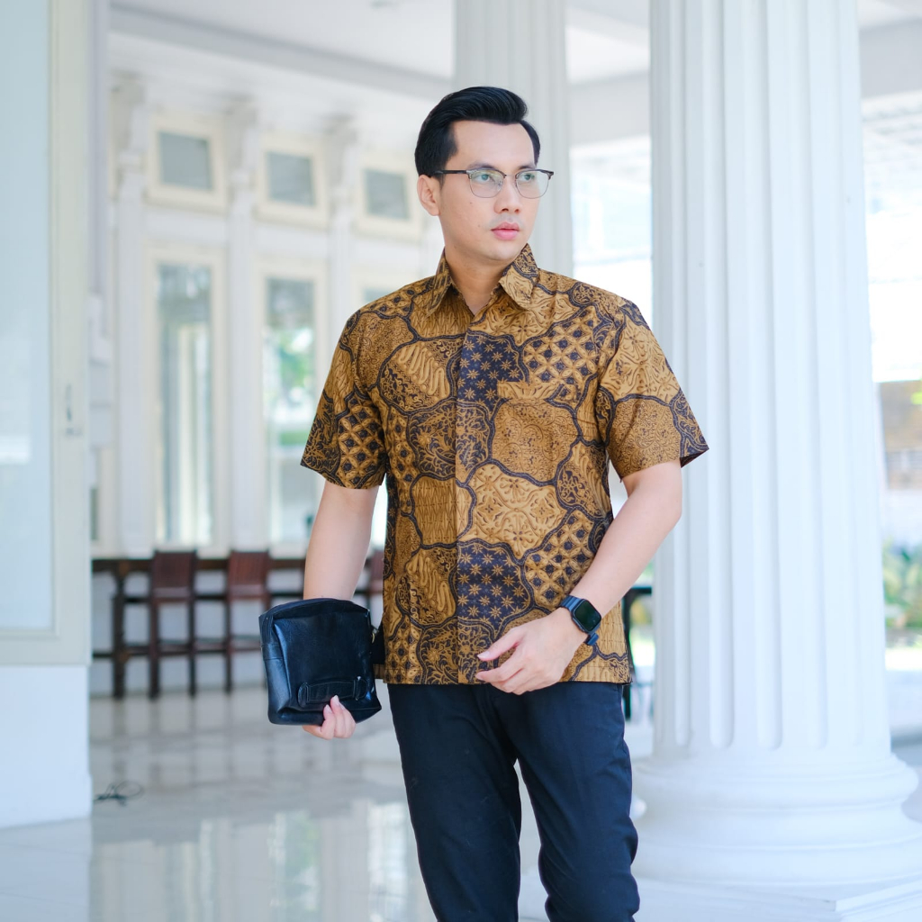 cover-DEWANGGA COKLAT Kemeja Batik Pria Solo Lengan Pendek Lapis Furing By BATIKSOLOAMANAH-1